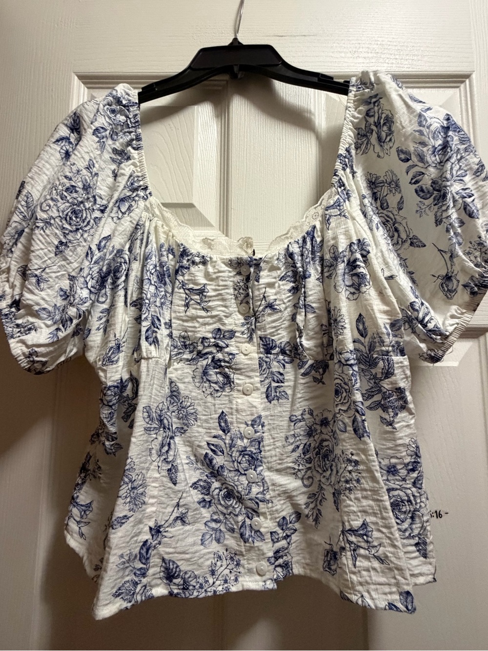 Women’s White and Blue Floral Puff-Sleeve Top